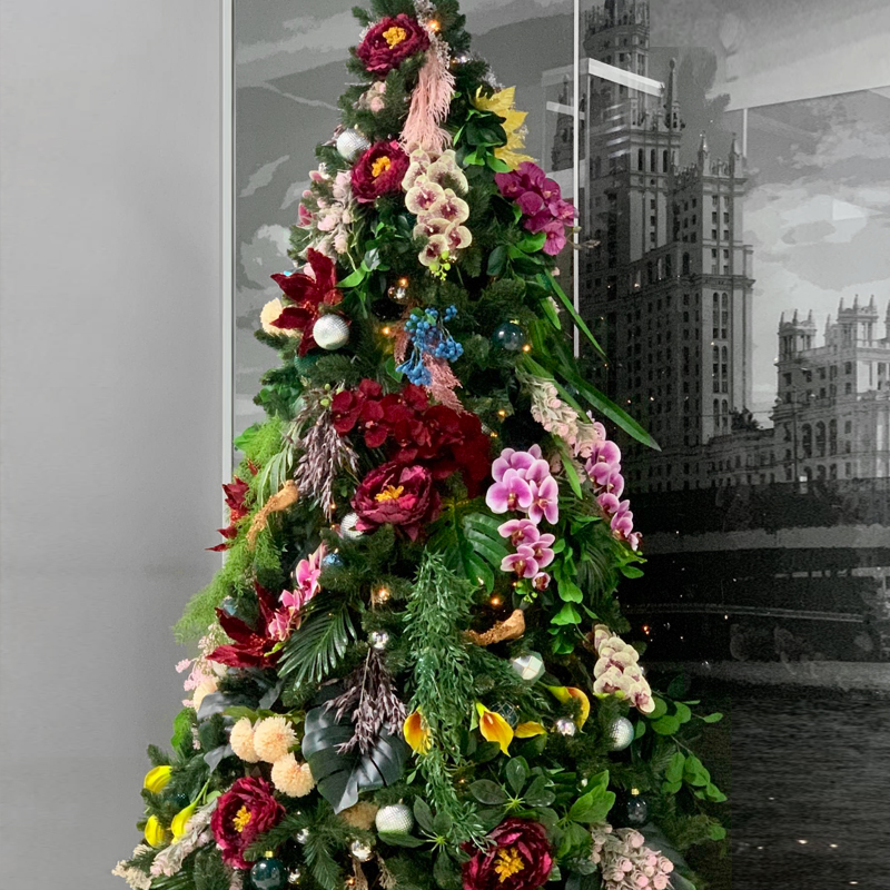 Ель Дизайнерская украшенная тропическими Цветами Christmas tree Tropical Flowers Красный Розовый Зеленый Желтый в Санкт-петербурге | Loft Concept 