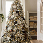 Дизайнерская Елка украшенная шарами в бежевых тонах и декором в виде белых цветов и шишек варинант исполнения - 1 | Loft Concept в Санкт-петербурге