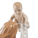 Статуэтка фарфоровая Девушка с ребенком Charming Statuette варинант исполнения - 1 | Loft Concept в Санкт-петербурге