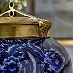Ваза с насыщенным синим орнаментом и золотой крышкой Blue & White Ornament  варинант исполнения - 3 | Loft Concept в Санкт-петербурге