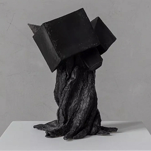 Скульптура «Окаменелый рост», Черный объект