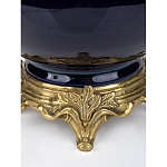 Ваза темно-синяя фарфоровая на бронзовой подставке с ажурным ободком и изогнутыми ручками Eden Garden варинант исполнения - 3 | Loft Concept в Санкт-петербурге