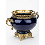 Ваза темно-синяя фарфоровая на бронзовой подставке с ажурным ободком и изогнутыми ручками Eden Garden варинант исполнения - 2 | Loft Concept в Санкт-петербурге