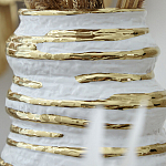 Ваза белая с рельефной поверхностью и золотыми полосами Vase Beehive варинант исполнения - 3 | Loft Concept в Санкт-петербурге