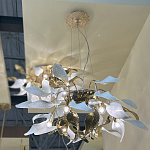 Люстра подвесная с белыми матовыми и золотыми глянцевыми листьями Wintery flovers варинант исполнения - 4 | Loft Concept в Санкт-петербурге