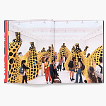 Книга по искусству Yayoi Kusama: I Spend Each Day Embracing Flowers варинант исполнения - 4 | Loft Concept в Санкт-петербурге