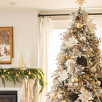 Дизайнерская Елка украшенная шарами в бежевых тонах и декором в виде белых цветов и шишек варинант исполнения - 3 | Loft Concept в Санкт-петербурге