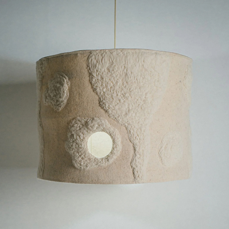 Подвесной светильник из шерсти в технике сухого валяния Dry Felted Wool Lamp Бежевый Подвесной светильник из шерсти в технике сухого валяния Dry Felted Wool Lamp Бежевый в Санкт-петербурге | Loft Concept