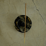 Круглая подставка под благовония из эпоксидной смолы с цветами черная Epoxy Resin Flowers Incense Stand Black варинант исполнения - 3 | Loft Concept в Санкт-петербурге