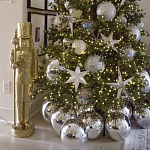 Украшенная Новогодняя Елка с серебряными шарами и звездами варинант исполнения - 2 | Loft Concept в Санкт-петербурге