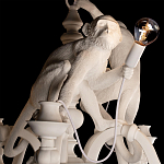 Люстра с тремя фигурами обезьян с лампочками в руках белого цвета Hanging Monkey варинант исполнения - 4 | Loft Concept в Санкт-петербурге