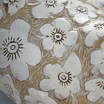 Статуэтка курица с резными белыми цветами на бежевой фактурной поверхности Rustic Chicken варинант исполнения - 2 | Loft Concept в Санкт-петербурге