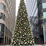 Уличная Новогодняя Ель с золотыми шарами и звездой на вершине в комплекте варинант исполнения - 1 | Loft Concept в Санкт-петербурге