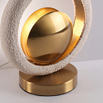 Настольная лампа с бежевым текстурным кольцом и латунным шаром в центре Tactile   варинант исполнения - 8 | Loft Concept в Санкт-петербурге