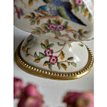 Ваза белого цвета из фарфора с цветочным рисунком и бронзовыми ручками с фигурками птиц Eden Garden porcelain and bronze варинант исполнения - 3 | Loft Concept в Санкт-петербурге