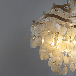 Люстра подвесная с белыми перламутровыми подвесками и изогнутыми золотистыми элементами Диаметр 50 см SHELL Chandelier варинант исполнения - 3 | Loft Concept в Санкт-петербурге