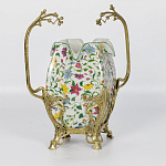 Ваза белого цвета из фарфора с ярким цветочным узором и бронзовыми ручками в виде ветвей Eden Garden porcelain and bronzeм варинант исполнения - 1 | Loft Concept в Санкт-петербурге