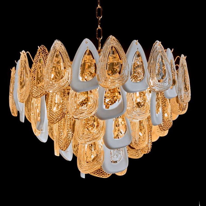 Люстра с многослойными белыми и прозрачными подвесками Character Chandelier Золотой Прозрачный Белый Люстра с многослойными белыми и прозрачными подвесками Character Chandelier Золотой Прозрачный Белый в Санкт-петербурге | Loft Concept